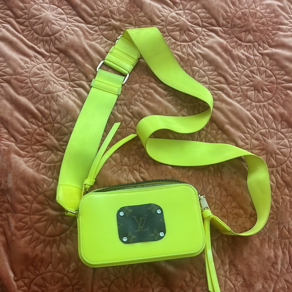 ⬆️ cycled LV plastic cross body bag